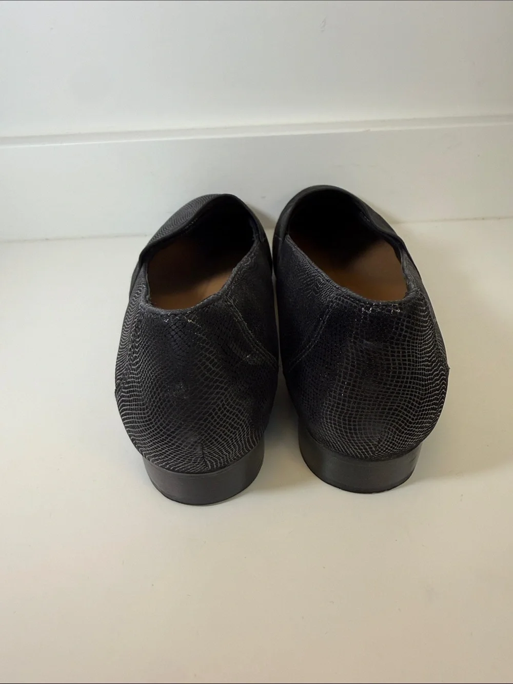 Clarks Women’s Un Blush Lo Black Slip-On Loafers - Size 9